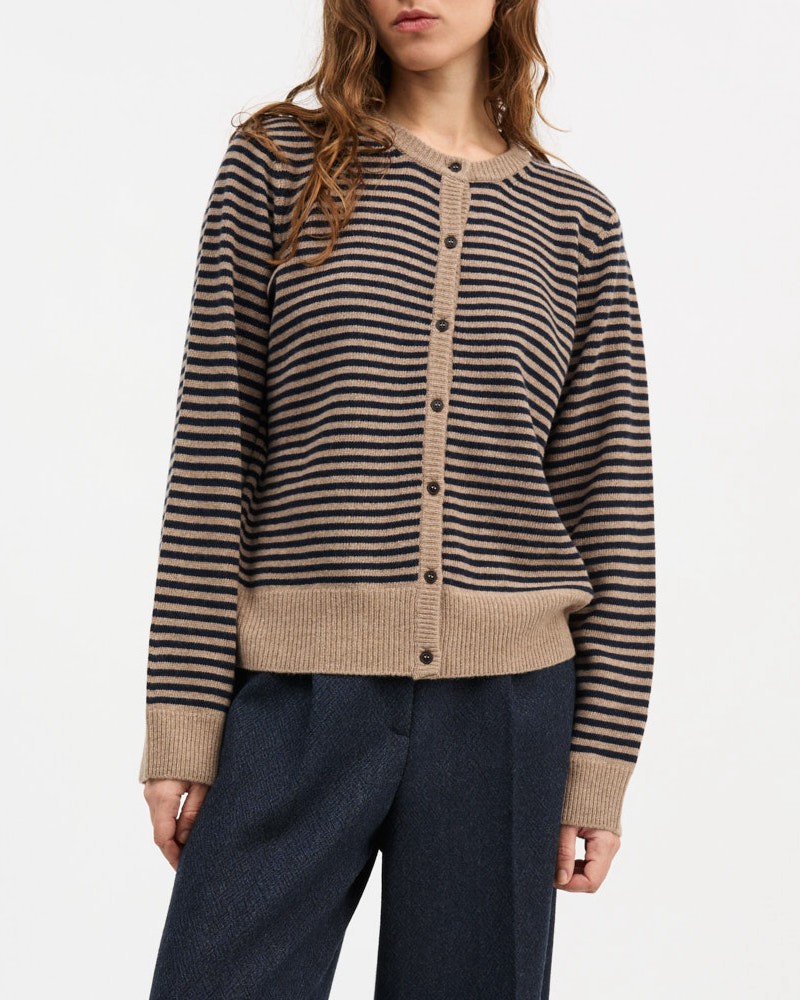 Model billede af Skall Studio Senna Cardigan Brown Navy Stripe