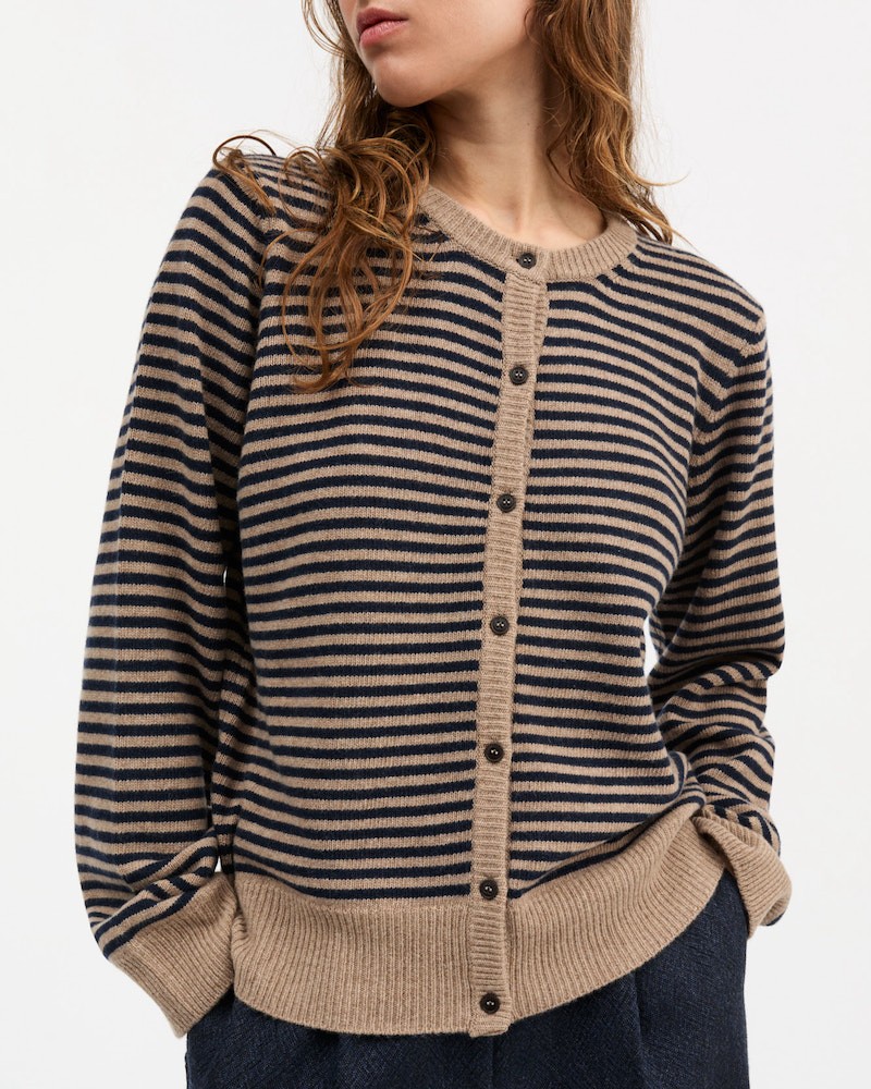 Close up af Skall Studio Senna Cardigan Brown Navy Stripe