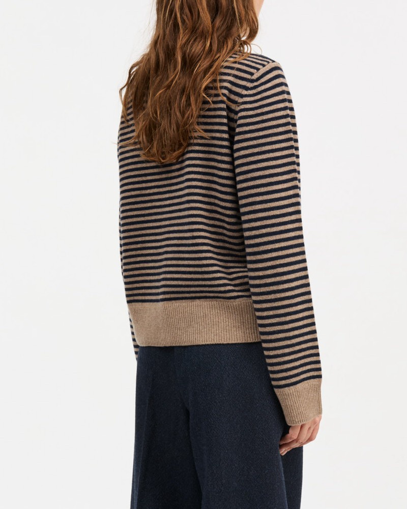 Model billede af Skall Studio Senna Strik Cardigan Brown Navy Stribet bagfra