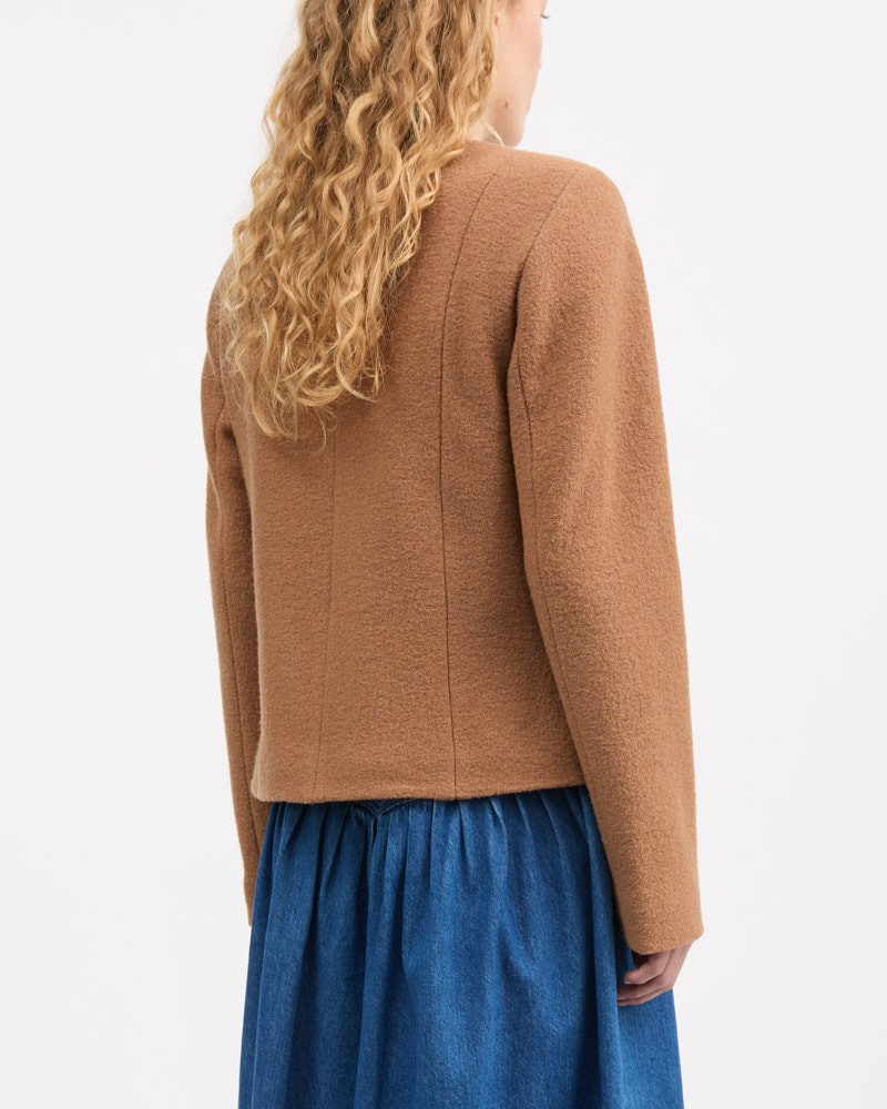 Model billede af Skall Studio Mona Jacket Camel jakke bagfra