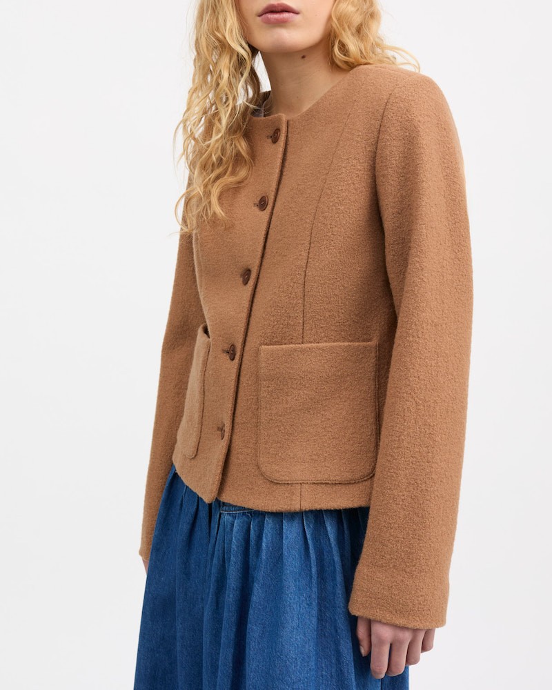 Model billede Skall Studio Mona Jacket Camel jakke