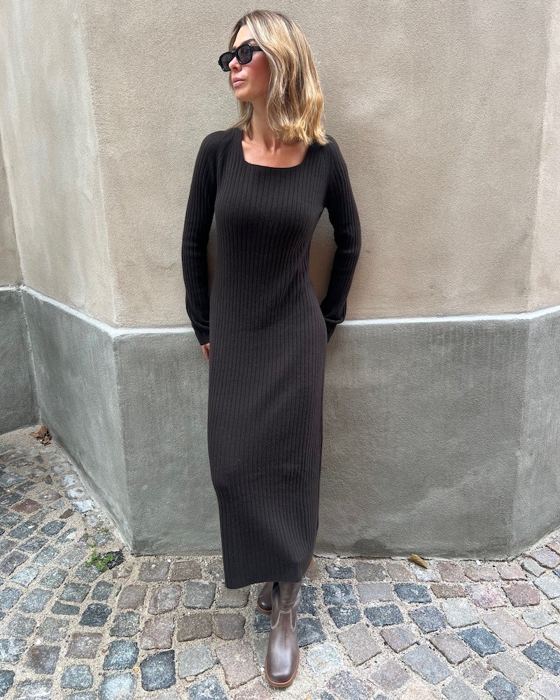Guest In Residence Wide Rib cashmere kjole på model