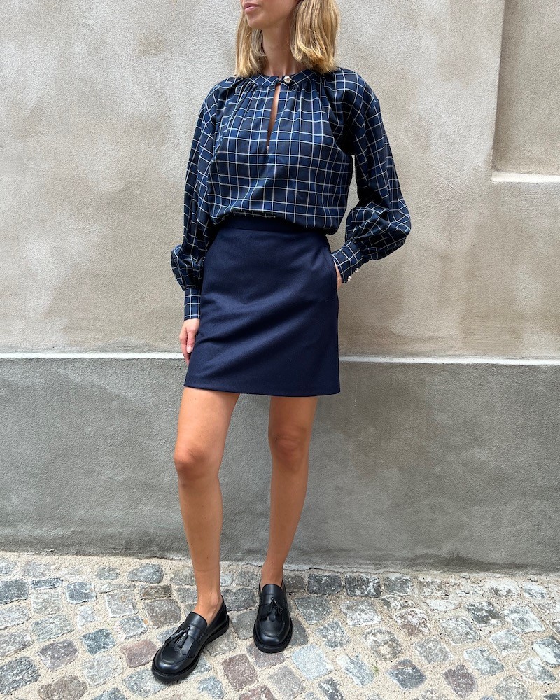 Model billede af Britt Sisseck Veronica Shirt Limo & Harris Wharf London uld nederdel i navy