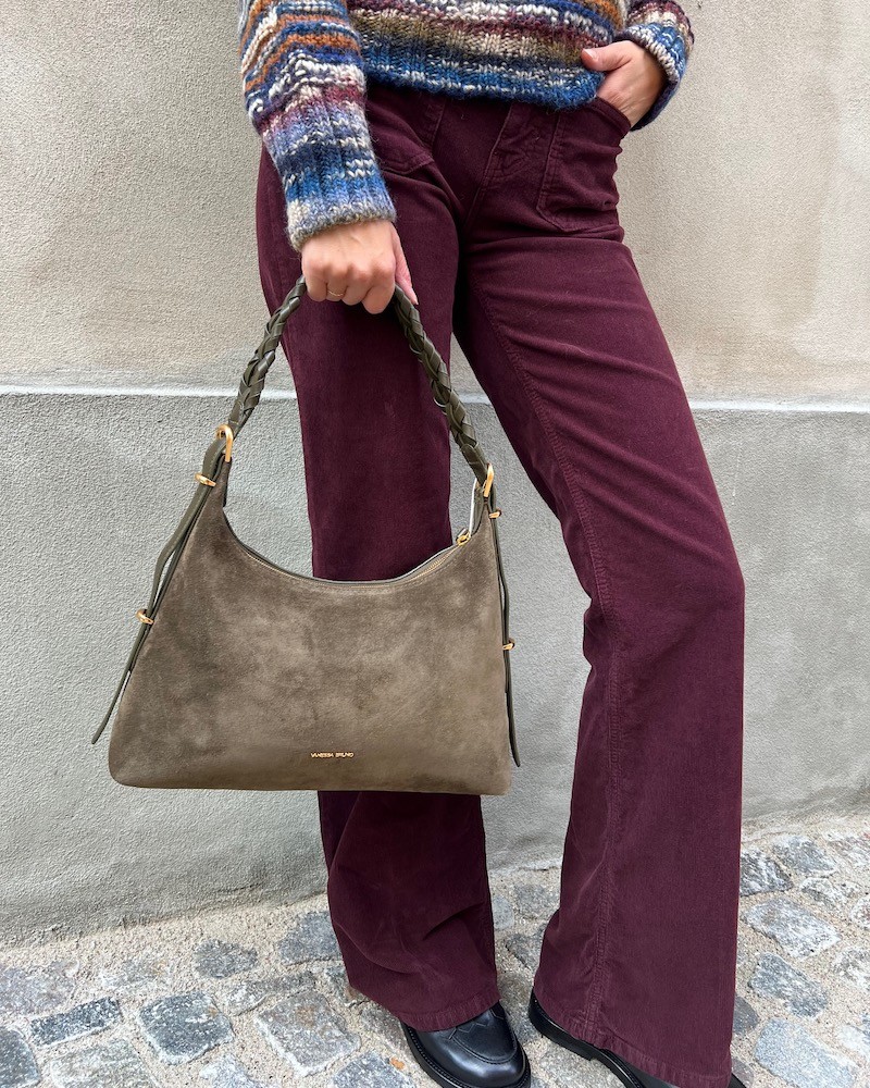 Model billede af Vanessa Bruno Jess PM Zip Suede Khaki Taske