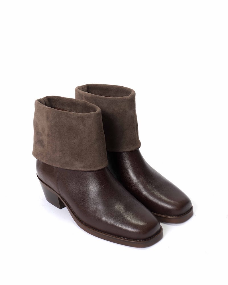 Pack shot af Anonymous Copenhagen Patricia Boots Coffee Brown på neutral baggrund