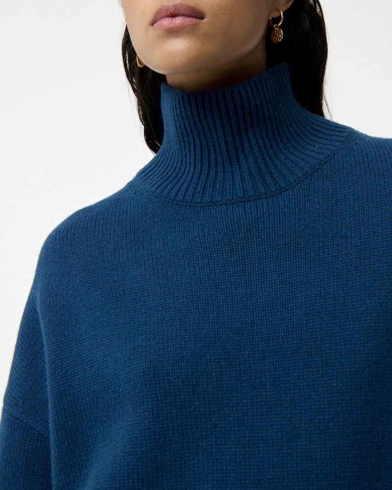 Close up af Vanessa Bruno Malo Turtleneck Petrol