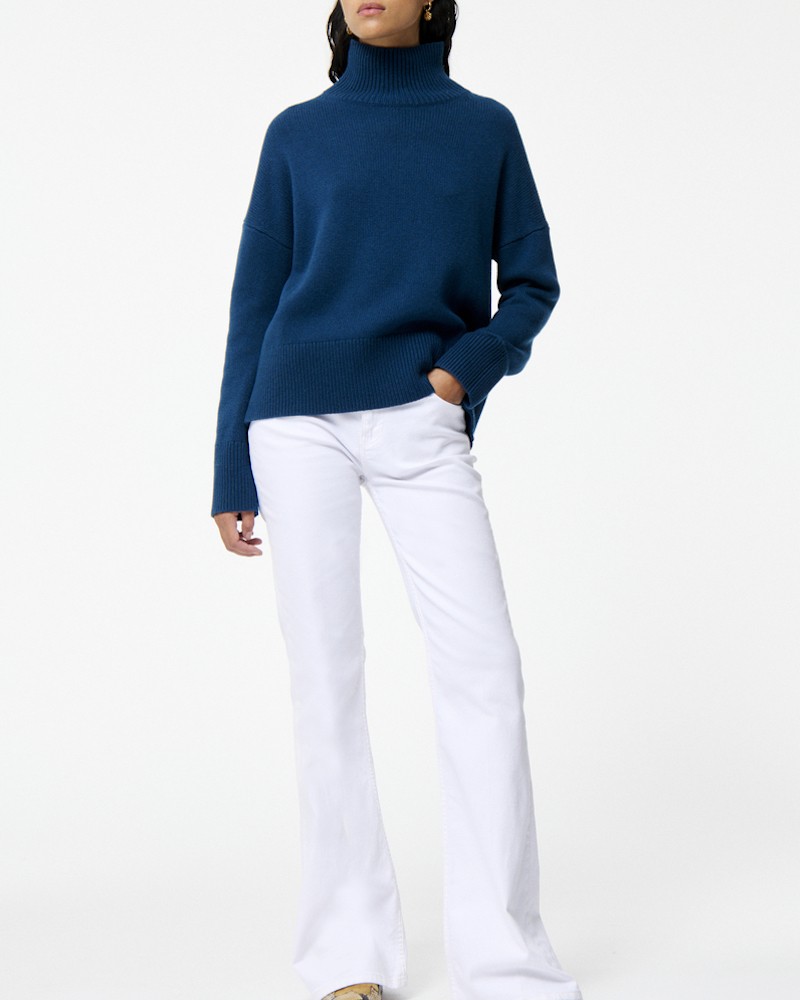 Vanessa Bruno Malo Turtleneck Petrol sweater på model