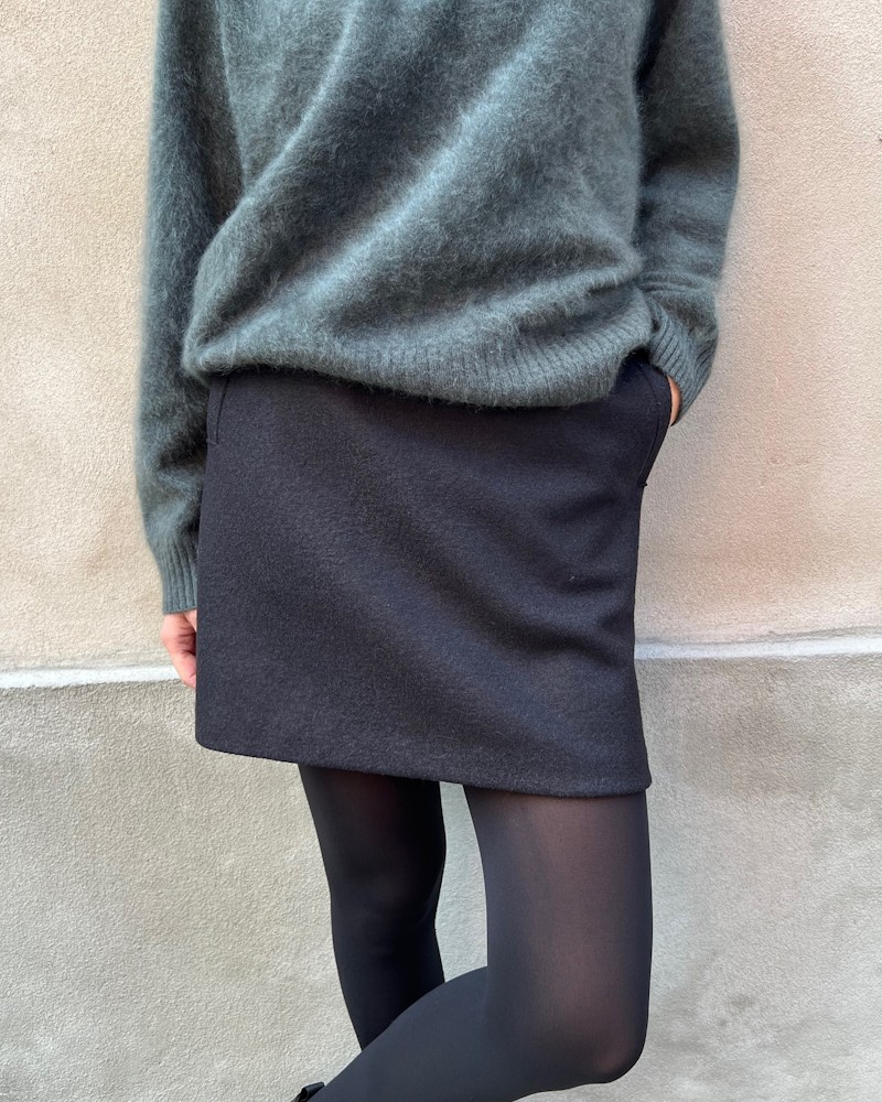 Model billede af Harris Wharf London Mini Skirt Light Pressed Wool Black