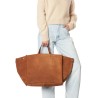 Jerome Dreyfuss Leon L Split Suede Caramel maxi tote på model