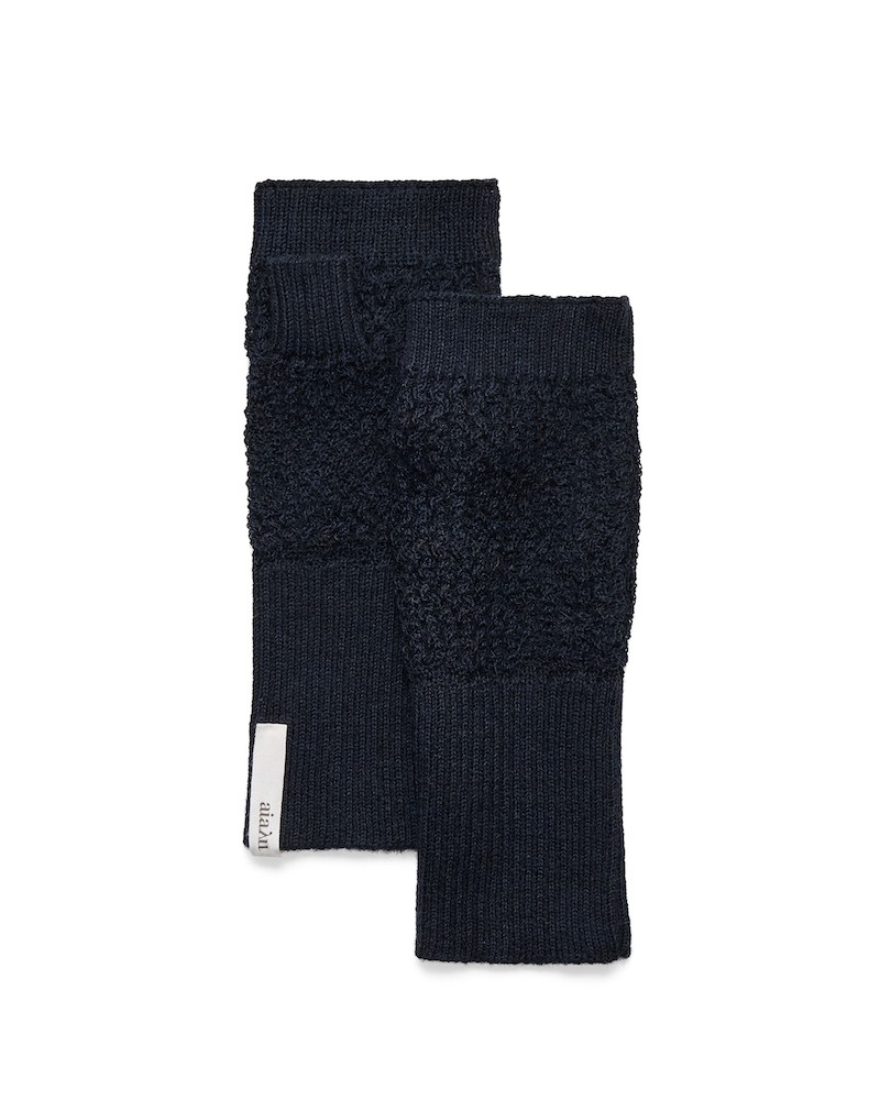 Pack shot af Aiayu Sandy Mittens Black Navy på neutral baggrund