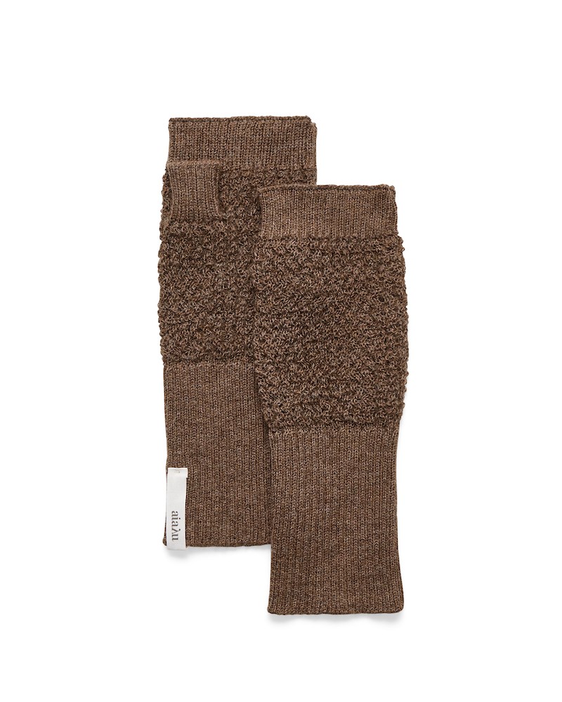Pack shot af Aiayu Sandy Mittens Brownie på neutral baggrund