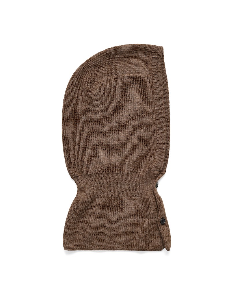 Pack shot af Cindy Balaklava Brownie brun strikket hue på neutral baggrund