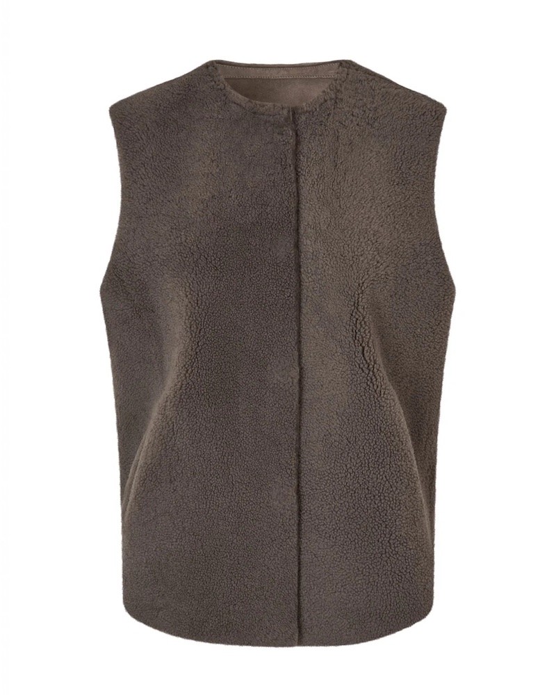 Pack shot af Benedikte Utzon Heidis Taupe Rulams Vest på neutral baggrund
