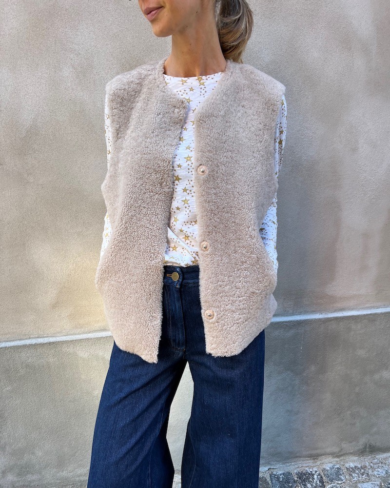 Benedikte Utzon Heidis Beige Rulamsvest på model