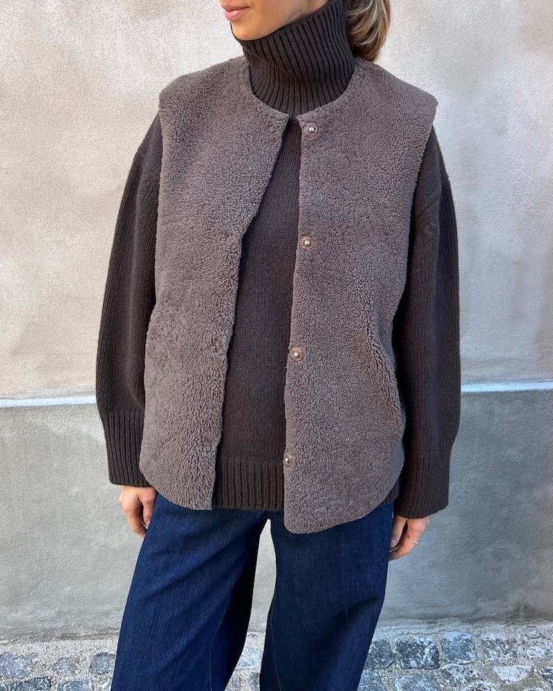Model billede af  Benedikte Utzon Heidis Taupe Rulams Vest