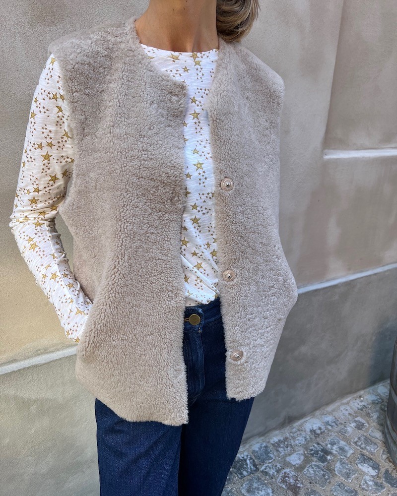 Benedikte Utzon Heidis Beige rulamsvest på model