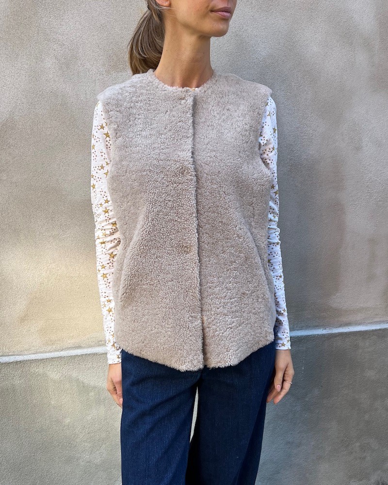 Benedikte Utzon Heidis Beige rulamsvest på model