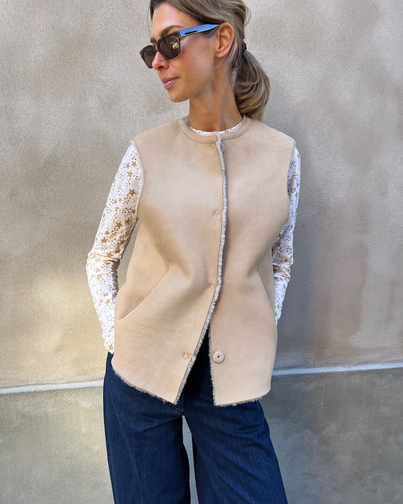 Benedikte Utzon Heidis Beige rulamsvest på model