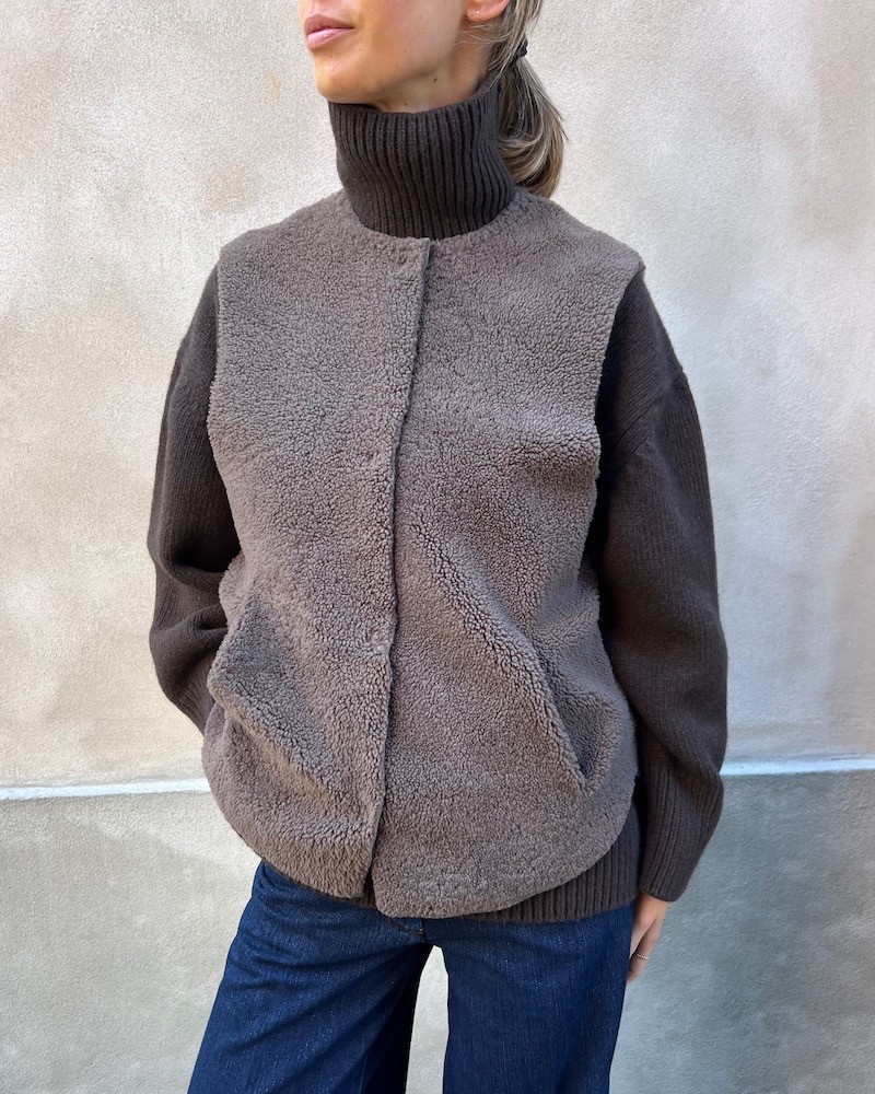 Model billede af  Benedikte Utzon Heidis Taupe Rulams Vest