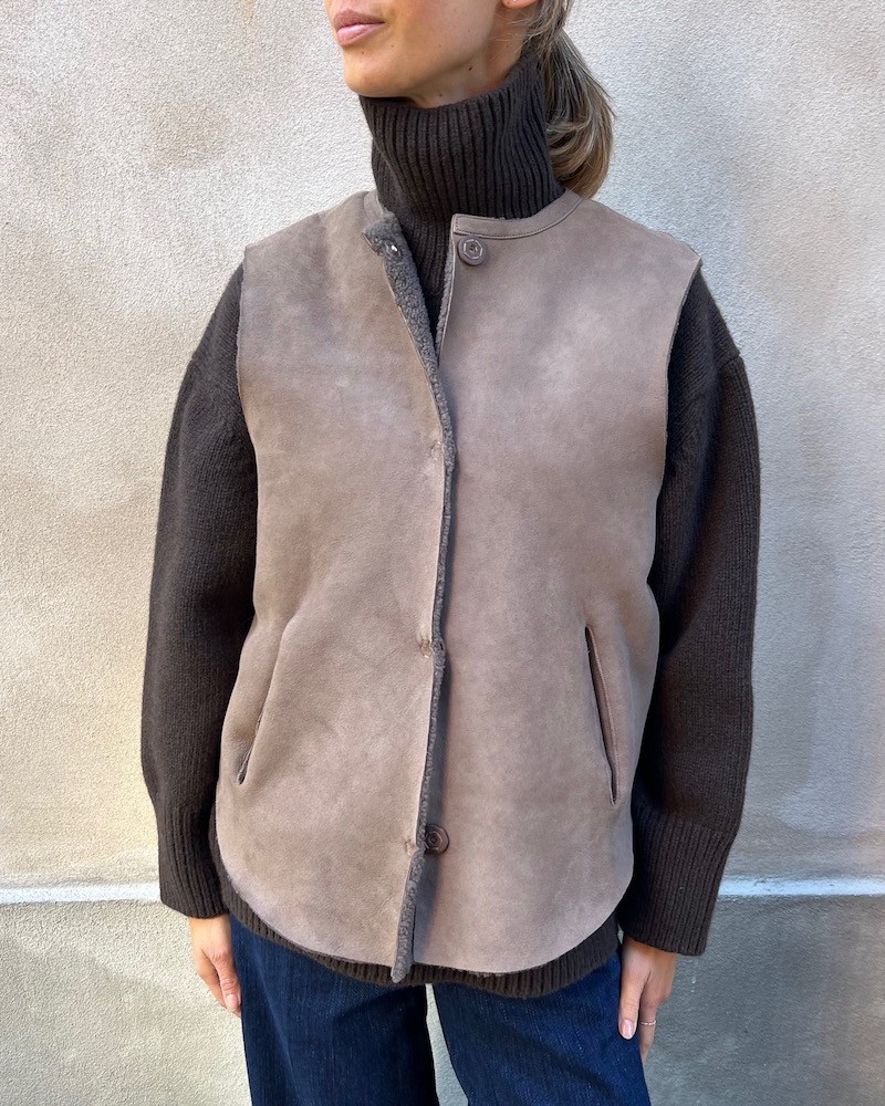 Model billede af  Benedikte Utzon Heidis Taupe Vendbar Rulams Vest