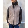 Model billede af  Benedikte Utzon Heidis Taupe Vendbar Rulams Vest