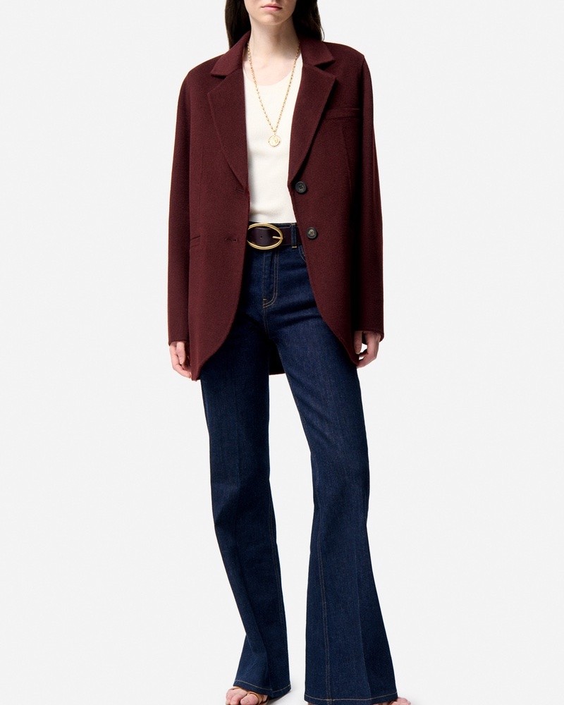 Model billede af Vanessa Bruno Marc Blazer Bordeaux stylet med Dompay jeans