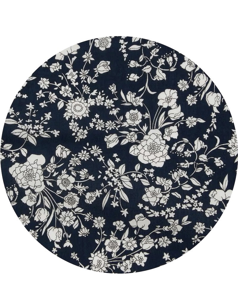 Close up af Summer Bloom Liberty Print på Apof Nova Bluse