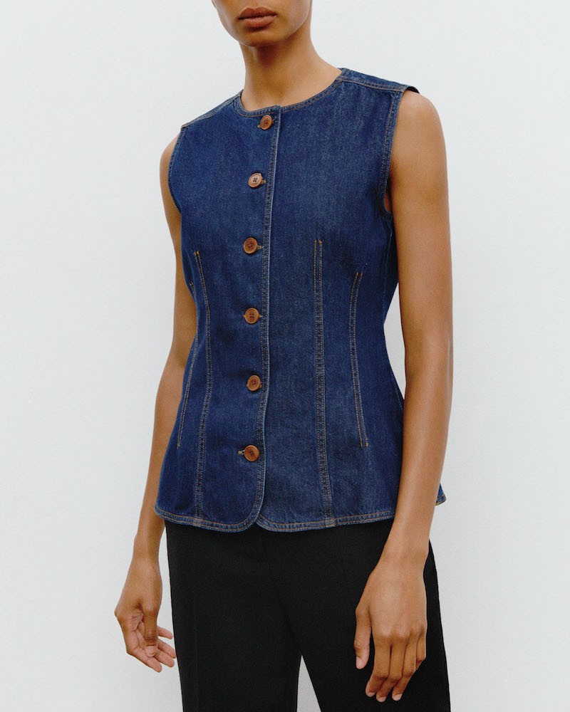 Model billede af Skall Studio Tammy Vest Indigo Blue