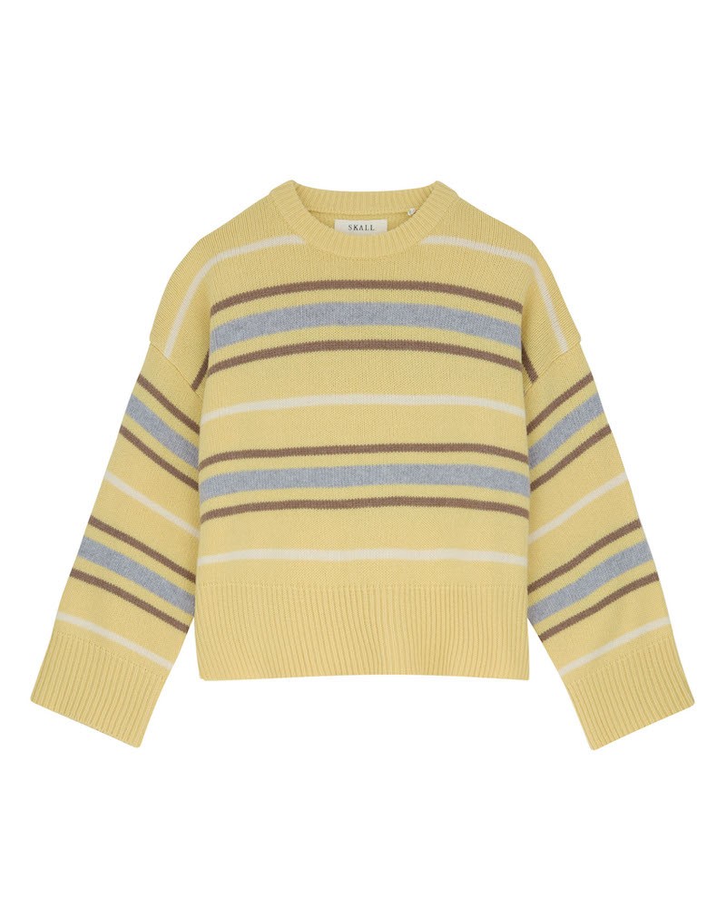 Pack shot af Skall Studio Cannes Jumper Yellow Grey Stripe på neutral baggrund