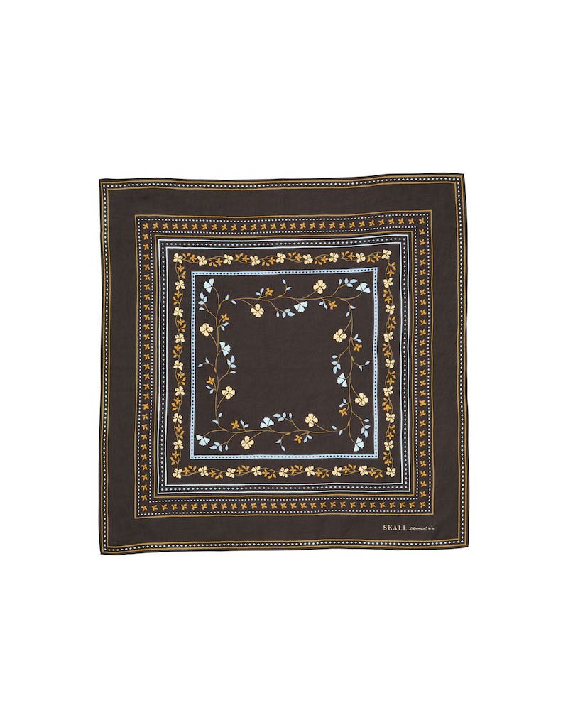 Pack shot af Skall Studio Floral Scarf Dark Brown mørkebrunt tørklæde på neutral baggrund