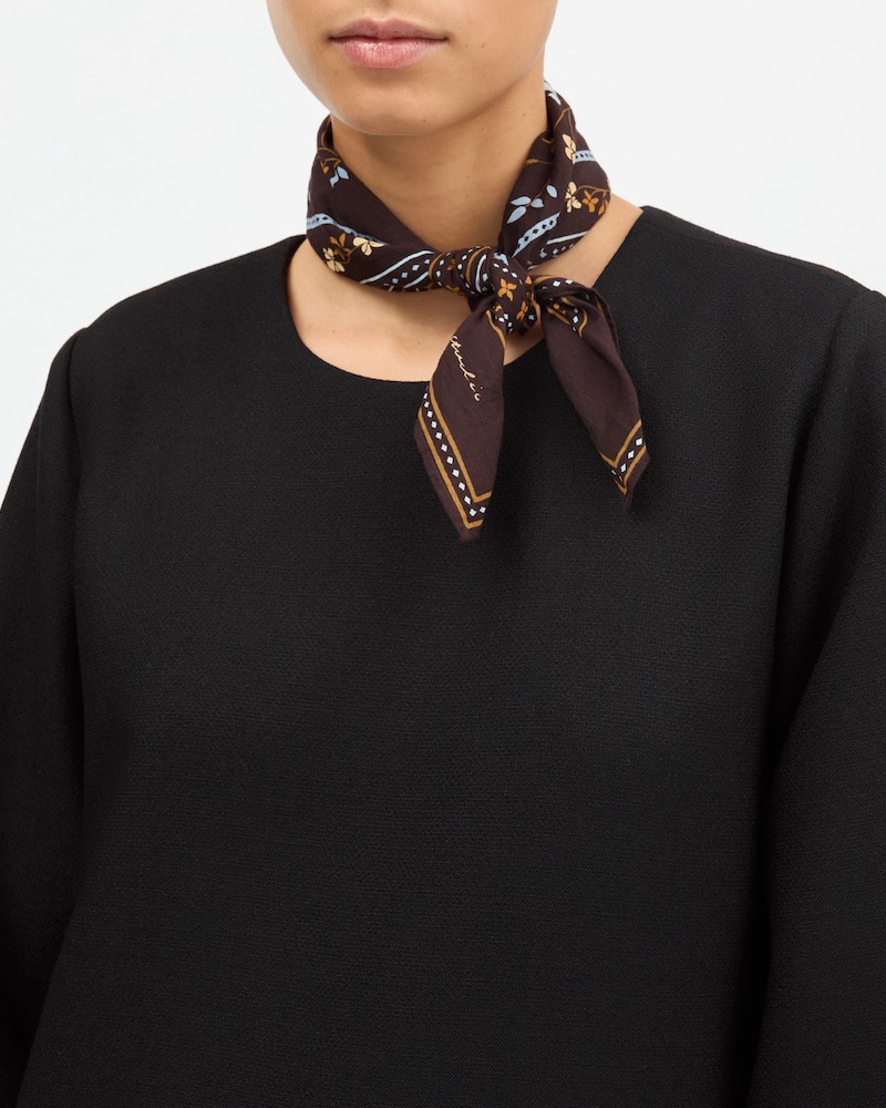 Model billede af Skall Studio Floral Scarf Dark Brown mørkebrunt lige blomstret tørklæde