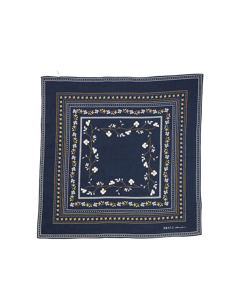 Pack shot af Skall Studio Floral Scarf Navy på neutral baggrund