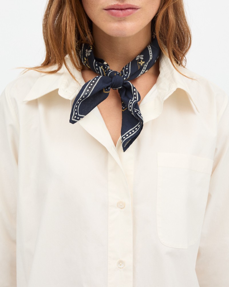 Model billede af Skall Studio Floral Scarf Navy