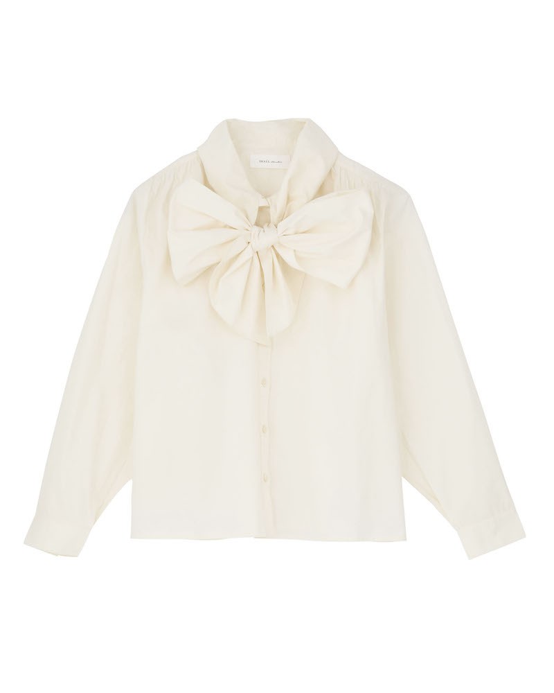 Pack shot af Skall Studio Lady Bow Shirt Ivory på neutral baggrund