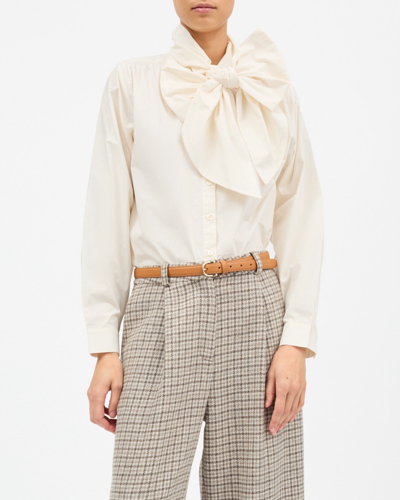 Model billede af Skall Studio Lady Bow Shirt Ivory Ecru Skjorte med bånd