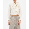 Model billede af Skall Studio Lady Bow Shirt Ivory Ecru Skjorte med bånd