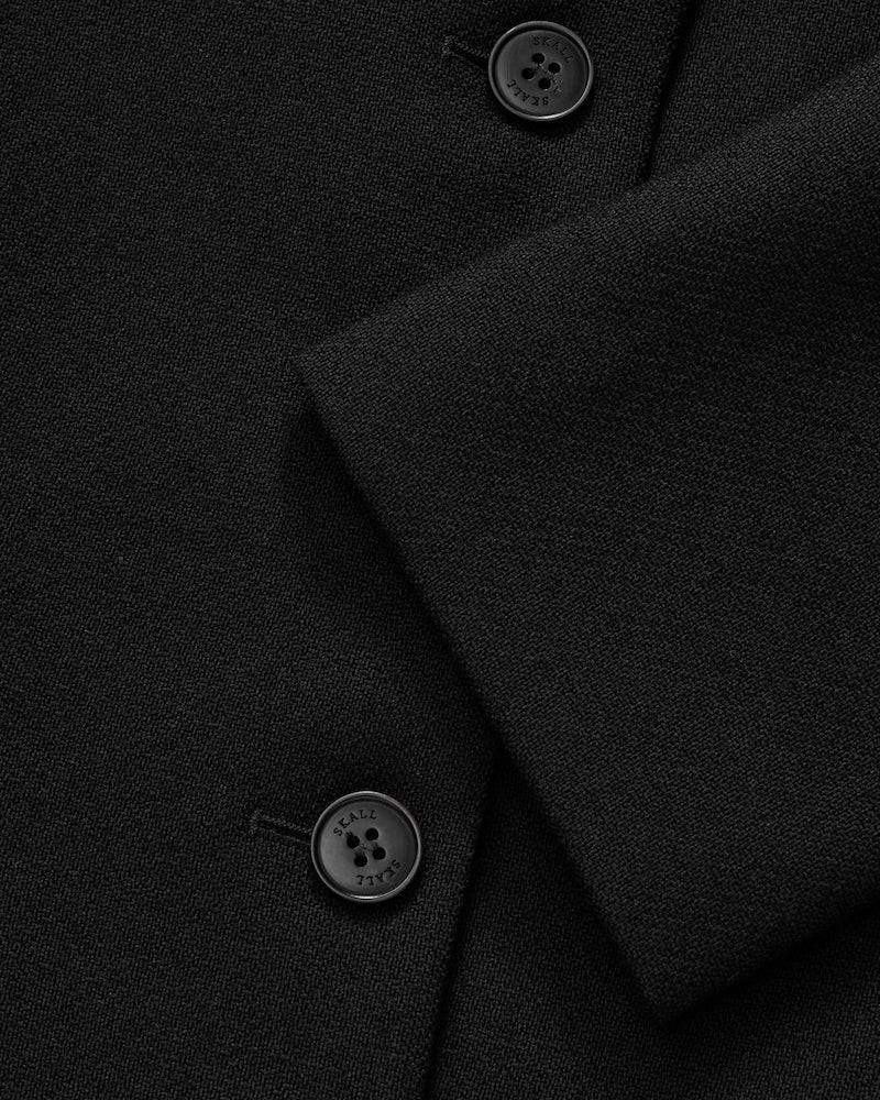 Close up af Skall Studio Ari Sort figursyet jakke