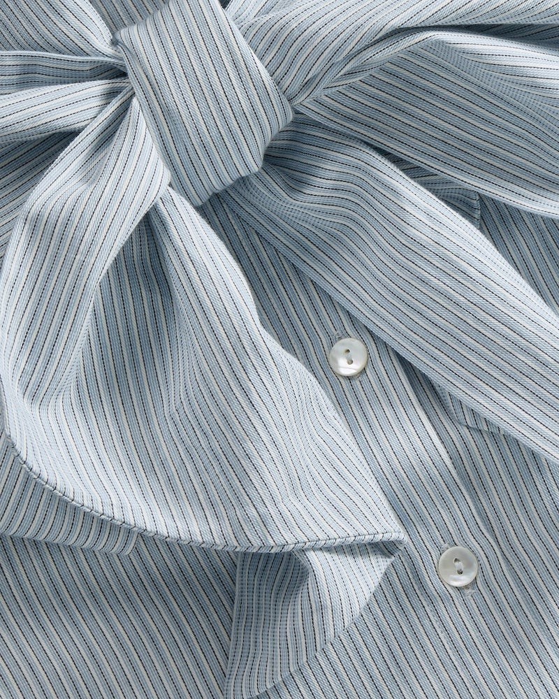 Close up af Skall Studio Dalia Bow skjorte med sløjfe