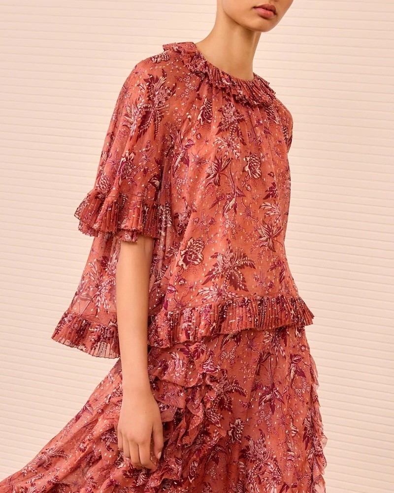 Model billede af Ulla Johnson Helaine Flowy Short Sleeve Top Oleander