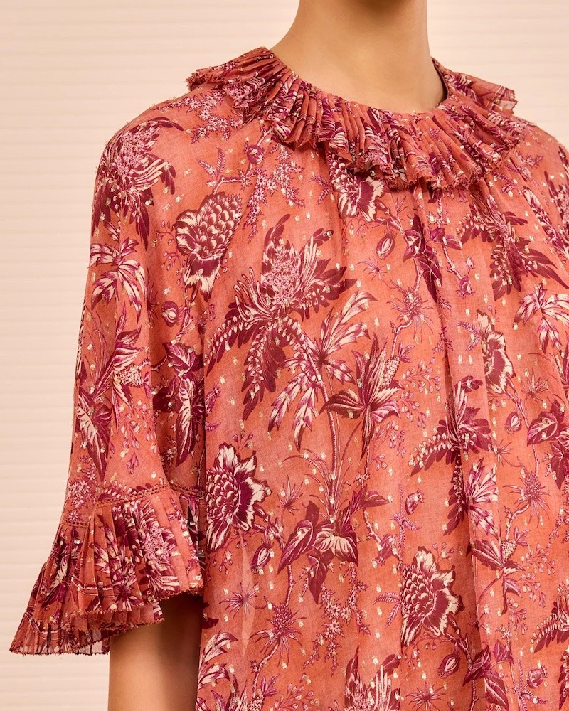 Close up af Ulla Johnson Helaine Flowy Short Sleeve Top Oleander