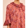 Close up af Ulla Johnson Helaine Flowy Short Sleeve Top Oleander