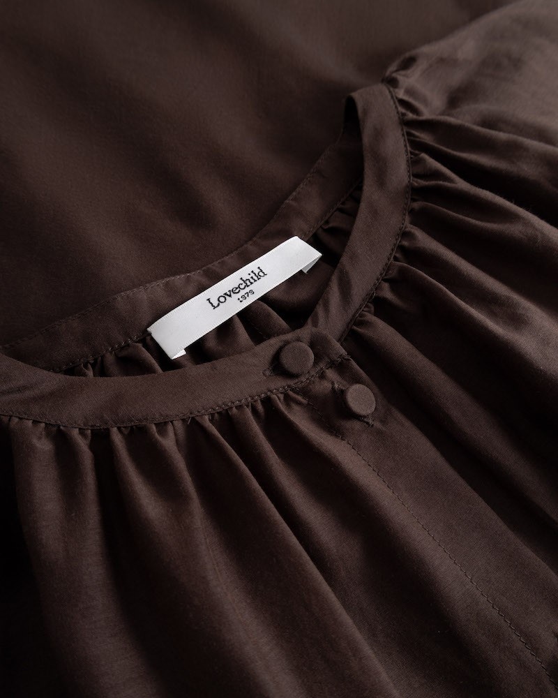Close up af Lovechild 1979 Allona Bluse Chestnut Mørkebrun