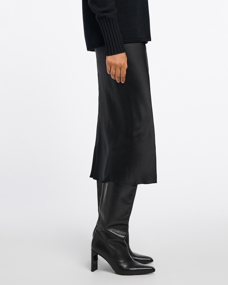 Dorothee Schumacher Sense Of Shine Skirt Pure Black sort nederdel på model