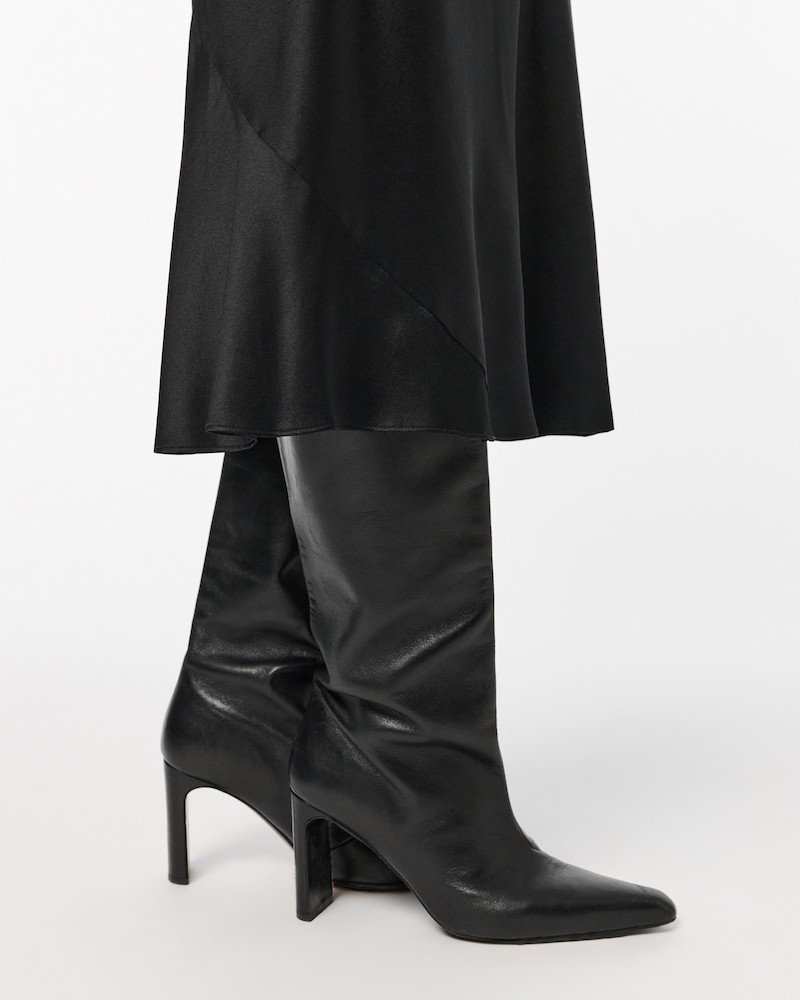 Dorothee Schumacher Sense Of Shine Skirt Pure Black Sort midi nederdel I silke på model