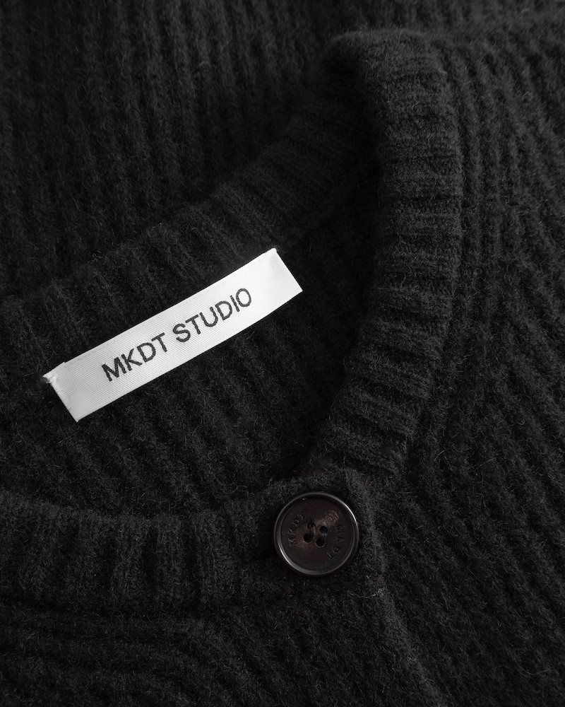 Close up af MKDT Studio Thilda Yak Cardigan Black