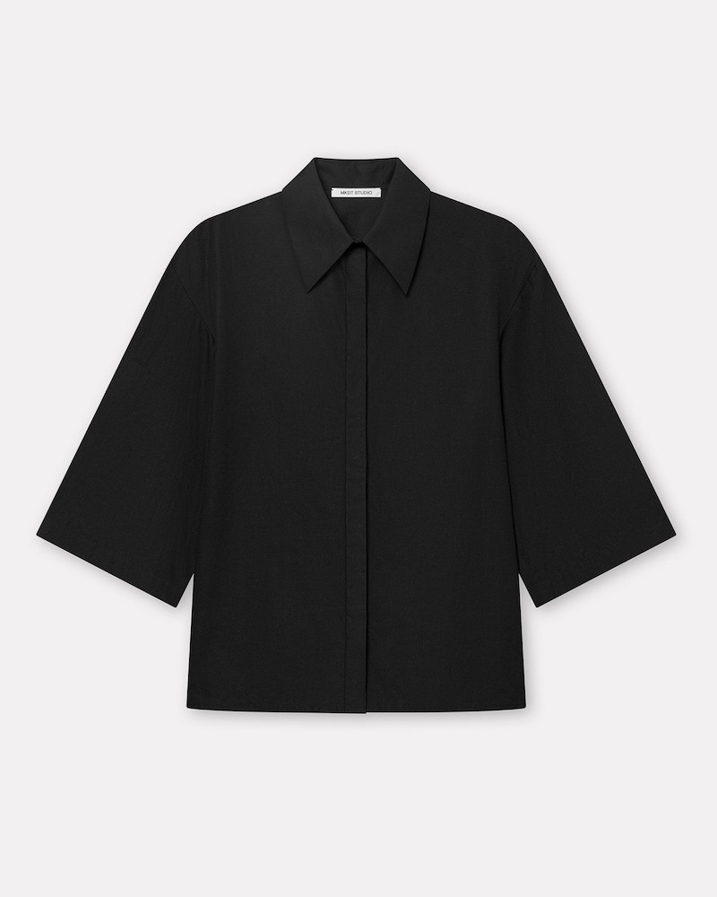 Pack shot af MKDT Studio Suki Signature Sort Poplin Skjorte på neutral baggrund
