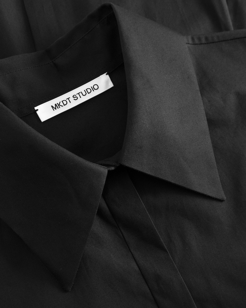 Close up af MKDT Studio Suki Signature Poplin Shirt Black