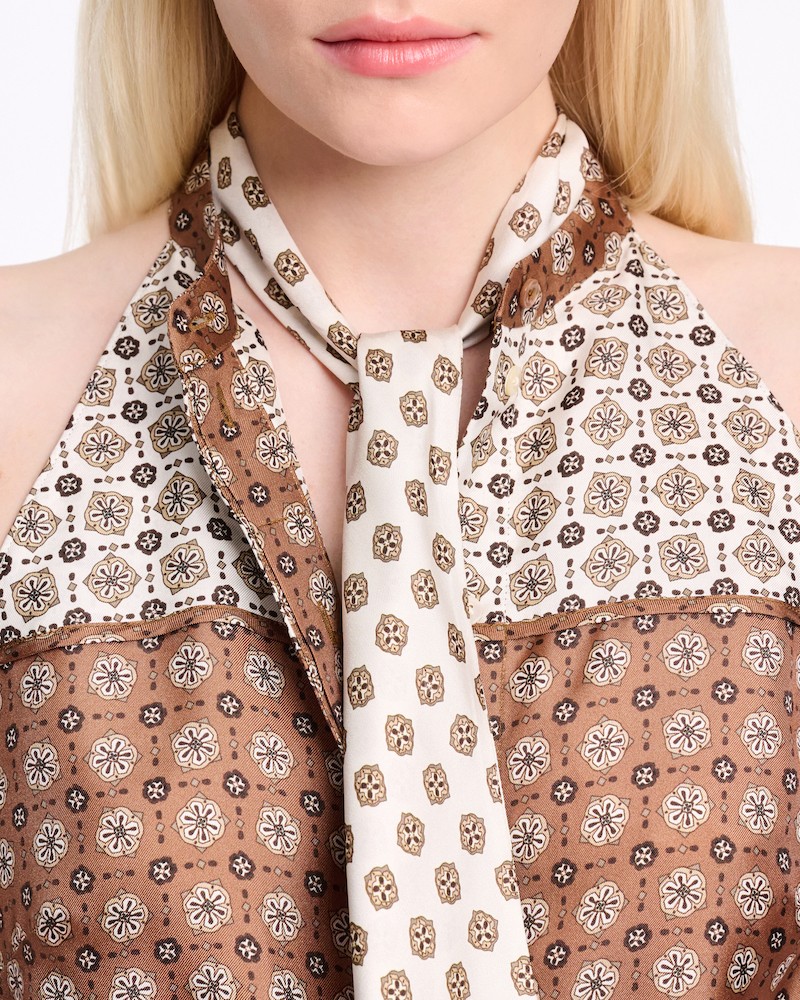 Close up af Dorothee Schumacher Graphic Dreams Top Brown Big Tie