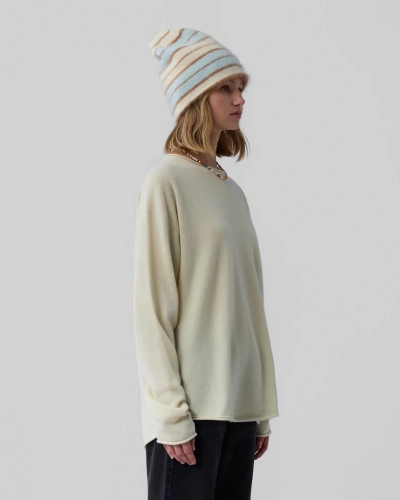 Guest In Residence Grizzly Reversible Almond Seaglass Stripe på model set fra siden