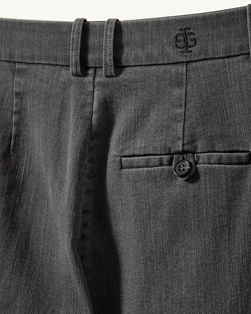 Close up af The Garment Merci Anagram Pants Black Denim